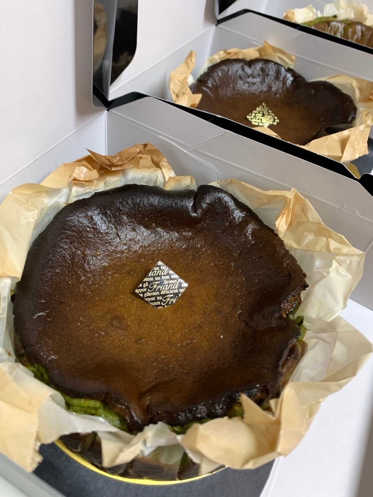 メイン画像:2枚目:バスクチーズケーキ〜プレミアムショコラ〜