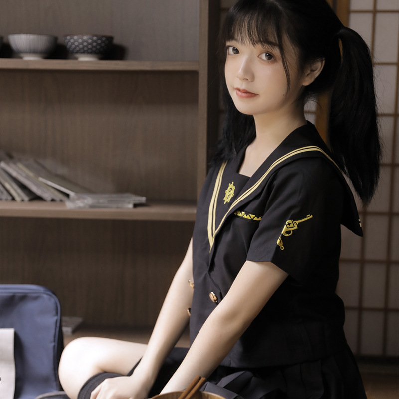 制服コスプレ 金ライン襟付き黒セーラー服プリーツスカート制服