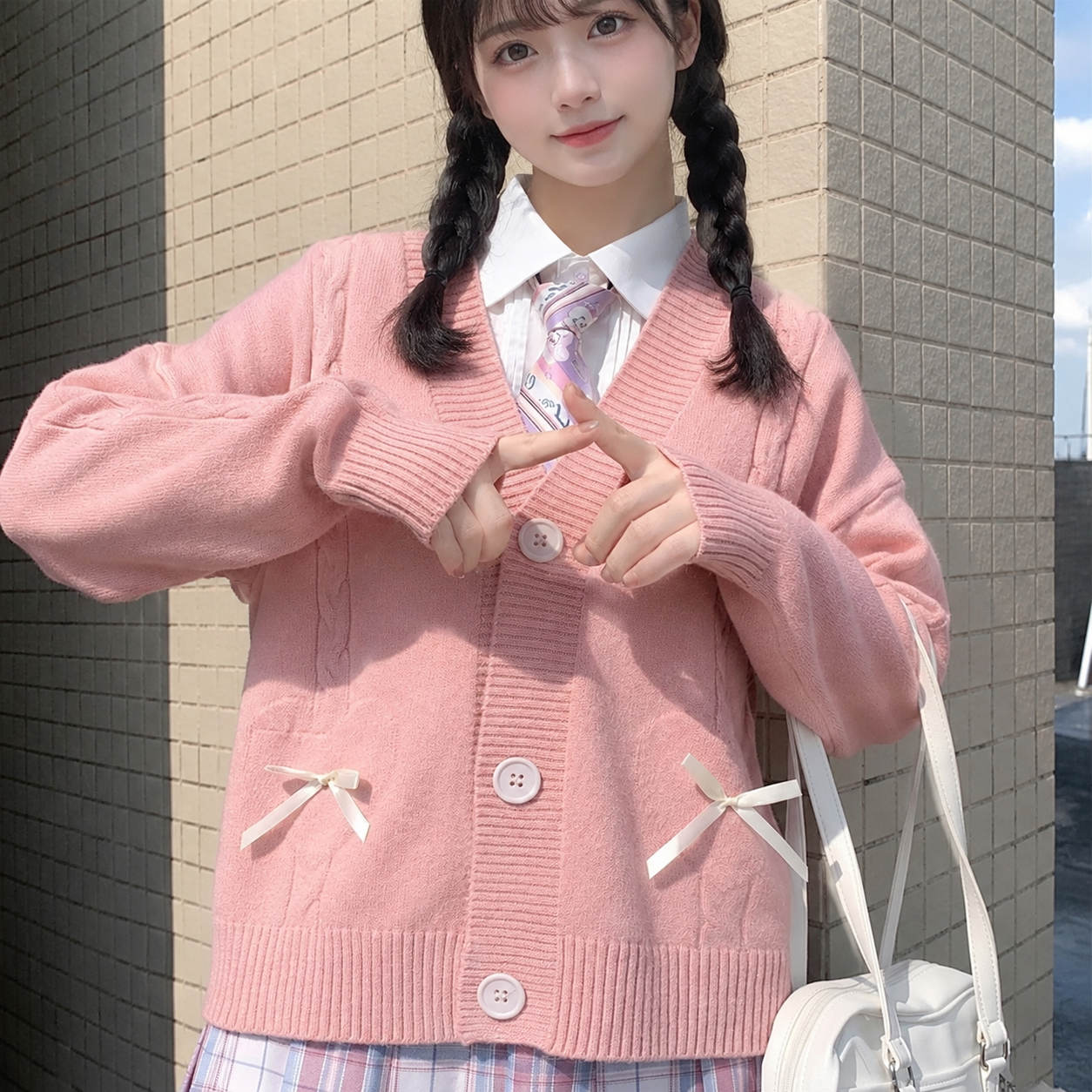 メイン画像:0枚目:制服コスプレ リボン付き桃色ニットカーディガン制服スタイル