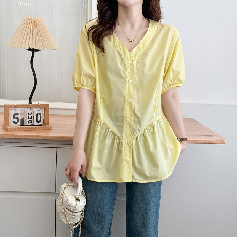 夏の着痩せコーデ｜薄着でも体型カバーできる服の選び方と着こなし術