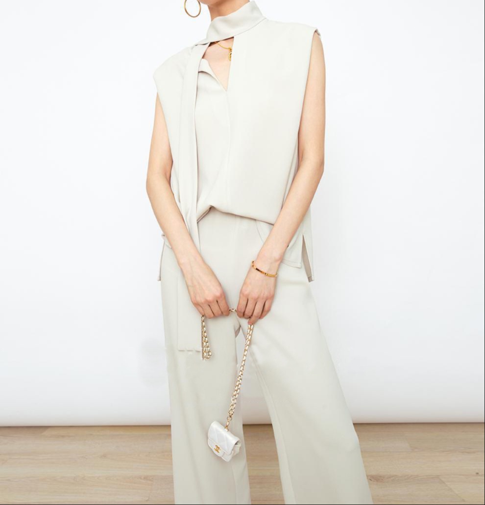 優雅なノースリーブセットアップ