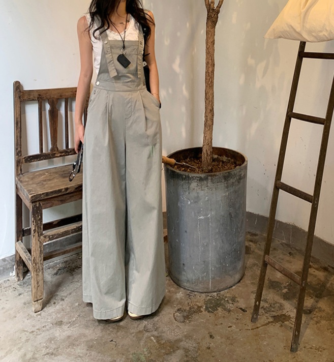 オールインワンコーデ ゆったりシルエットのサロペットパンツ