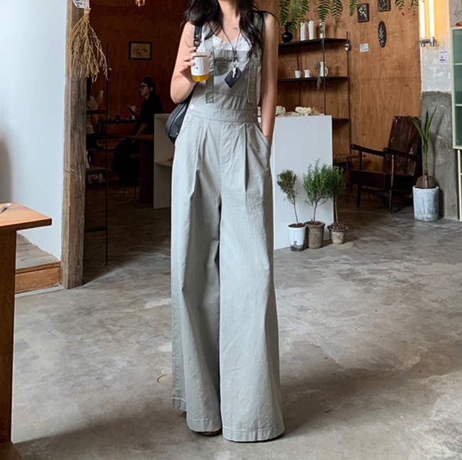 オールインワンコーデ ゆったりシルエットのサロペットパンツ