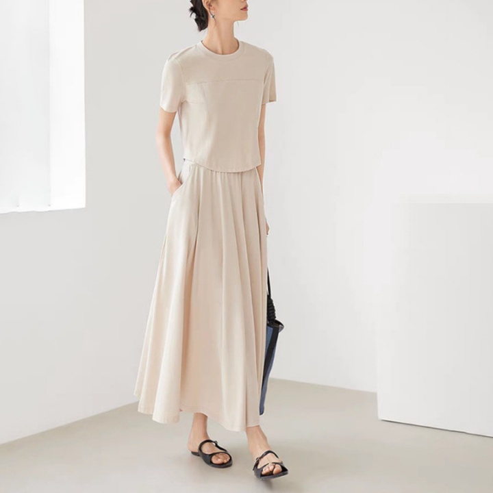 40代の秋を彩る洗練オールインワンコーデ|着痩せ効果で大人の上品スタイル