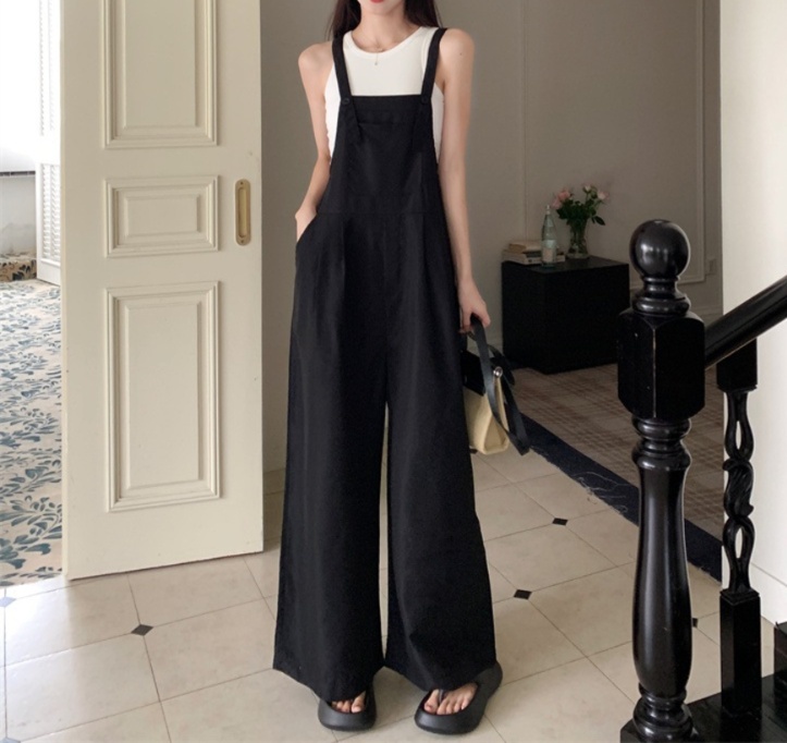 オールインワンコーデ ゆったりシルエットのパンツサロペット