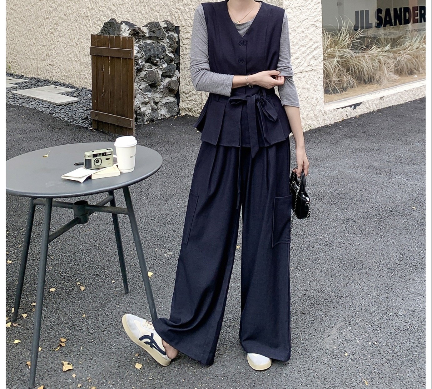 秋のオフィスで映える!洗練オールインワンコーデ術と着こなしポイント