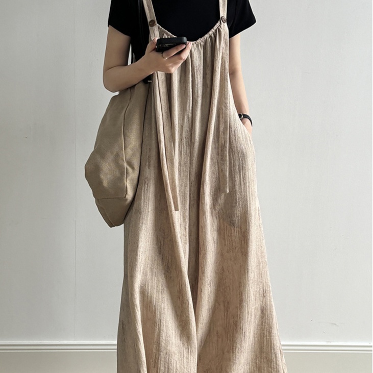 リネンサロペットの着こなし術|大人の夏コーデを快適に楽しむ選び方