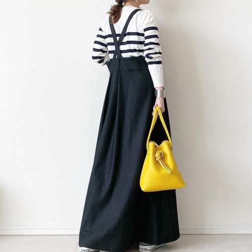 オールインワンコーデ 黒地ゆったりシルエットデニムサロペット