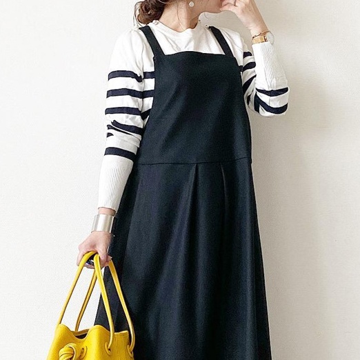 オールインワンコーデ 黒地ゆったりシルエットデニムサロペット