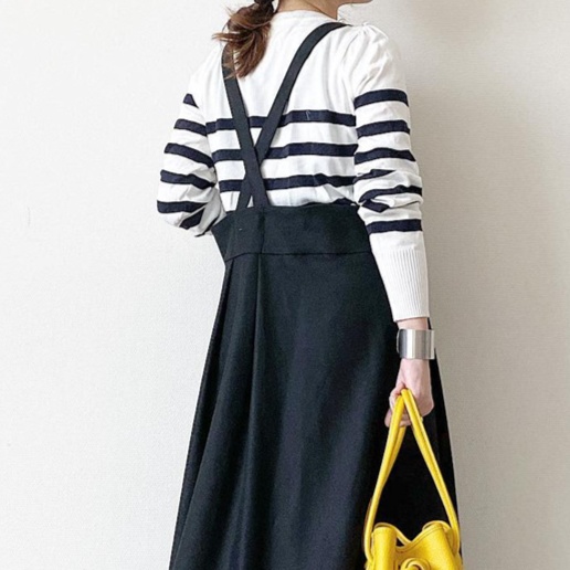 オールインワンコーデ 黒地ゆったりシルエットデニムサロペット