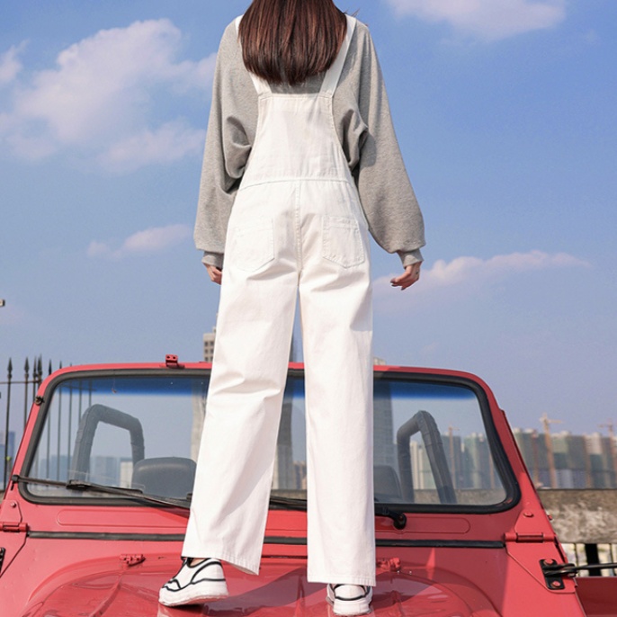 オールインワンコーデ ゆったりシルエット白デニムサロペット