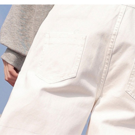 オールインワンコーデ ゆったりシルエット白デニムサロペット