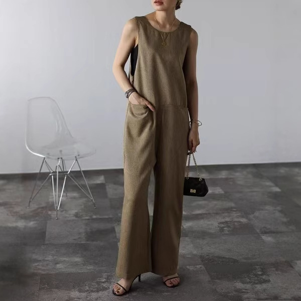 オールインワンコーデ ゆったりシルエット ノースリーブつなぎ