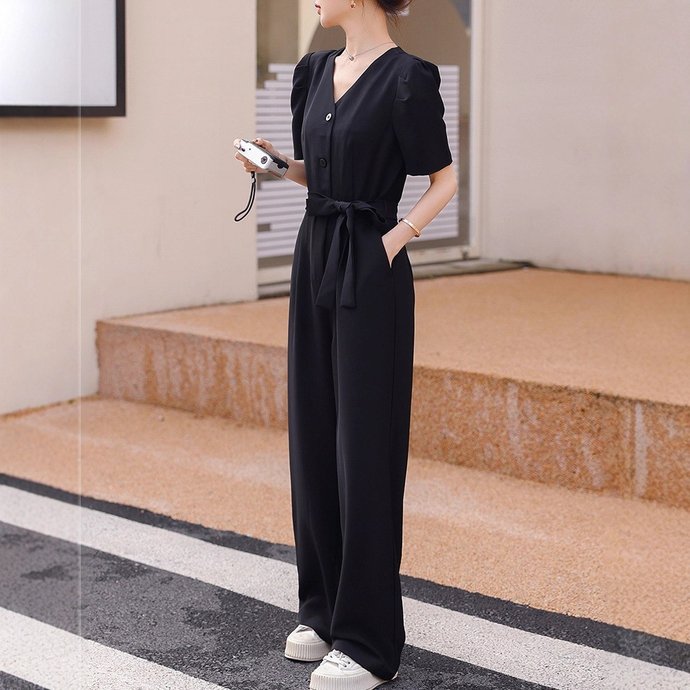 オールインワンにスニーカーを合わせる春夏秋冬コーデ術！おしゃれ見えするスタイリングのポイント