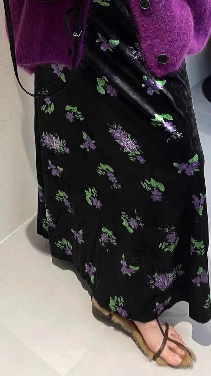 花柄ファッション 大人可愛い薔薇柄ベロアロングスカート