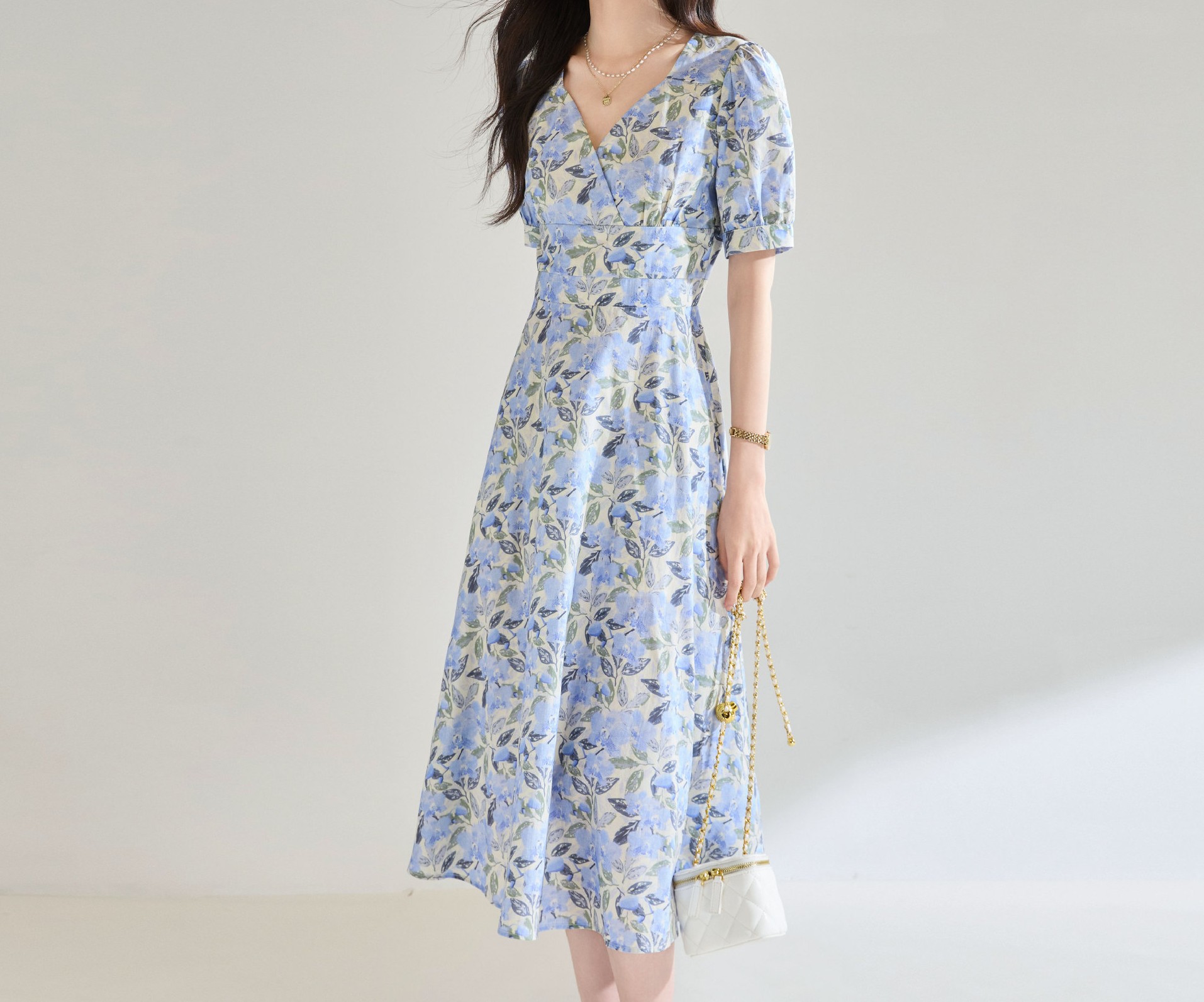 Vネック花柄ワンピースの選び方｜シルエット別で叶う着こなし術