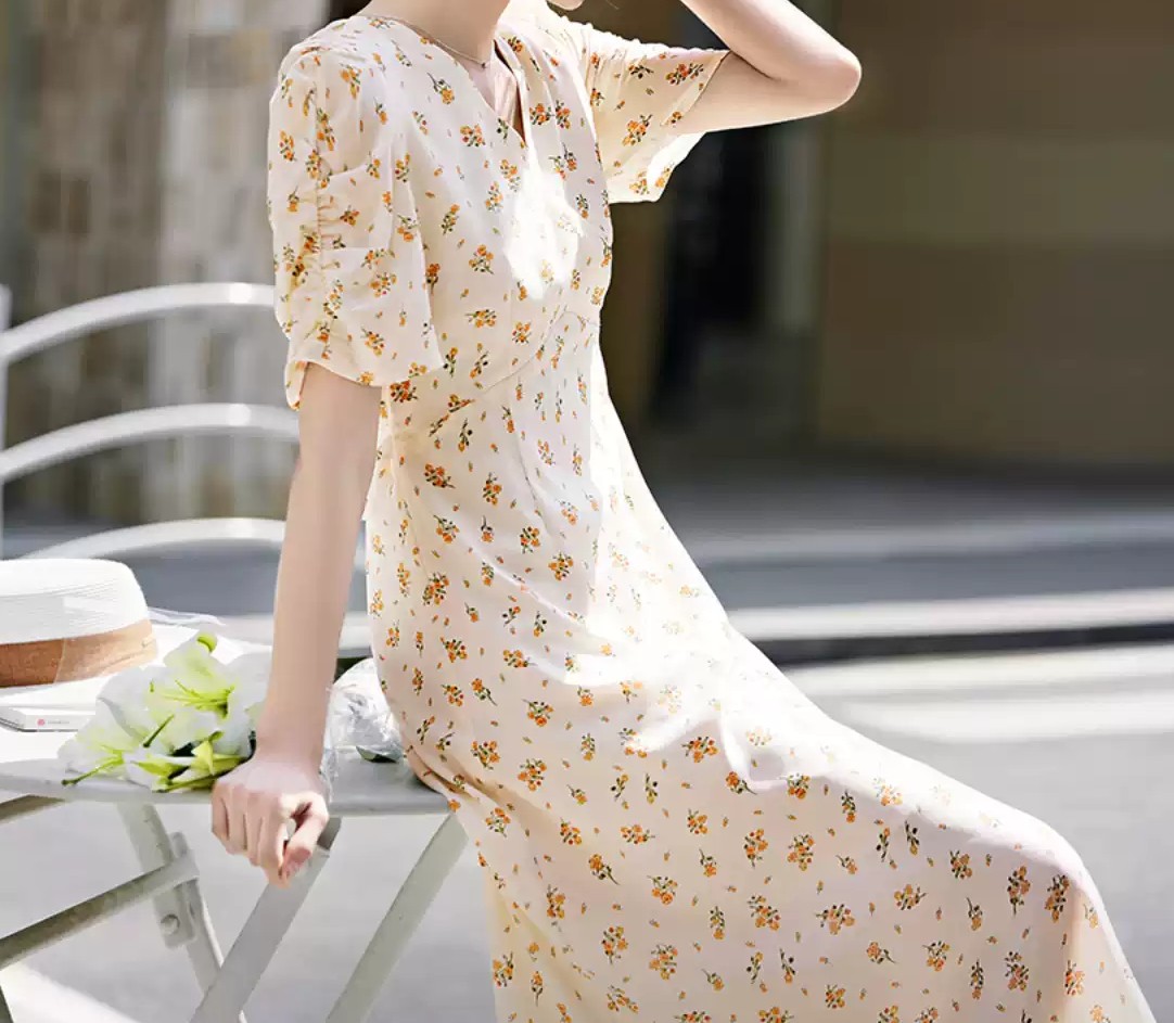 オレンジ花柄ワンピースで春夏の着こなしを華やかに！コーデのポイントと選び方