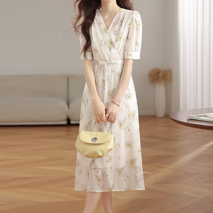 花柄ファッション 優美な花模様のラップデザインワンピース