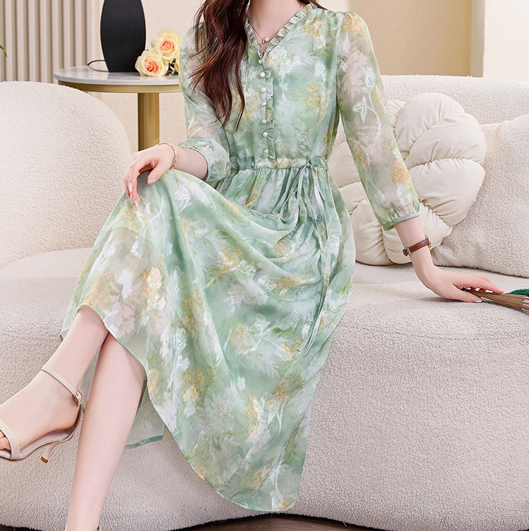 グリーン花柄ワンピースで大人可愛く♪春夏の着こなし術と選び方