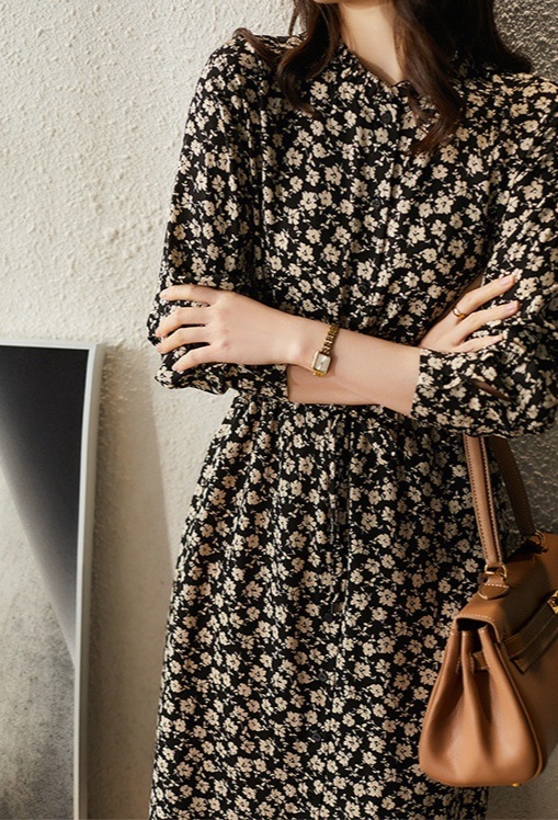 花柄ワンピース×ニットの重ね着コーデ術|季節別おしゃれな着こなし方