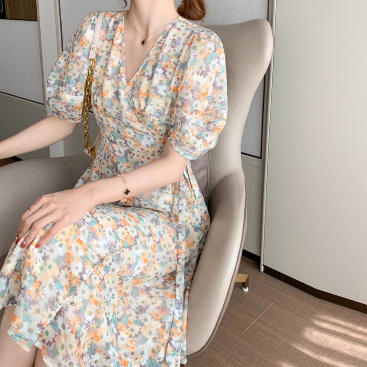 花柄ワンピース×カーディガンの上品コーデ術｜季節別おしゃれな着こなし方