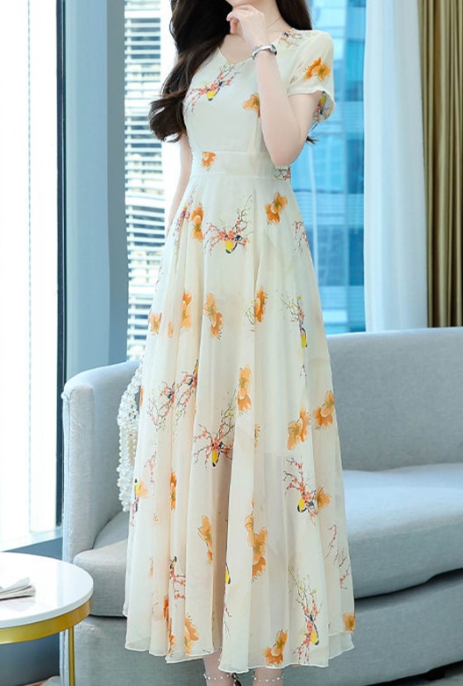花柄ファッション 花模様舞う清楚なマキシワンピース