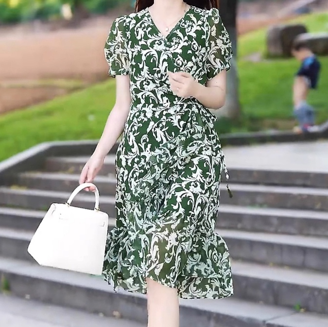 花柄ファッション 優美な唐草模様のフレアワンピース