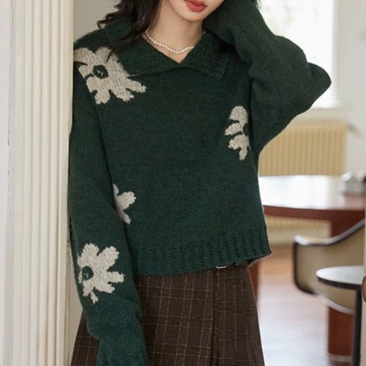 花柄ファッション 上品な花柄ニット 襟元デザインセーター