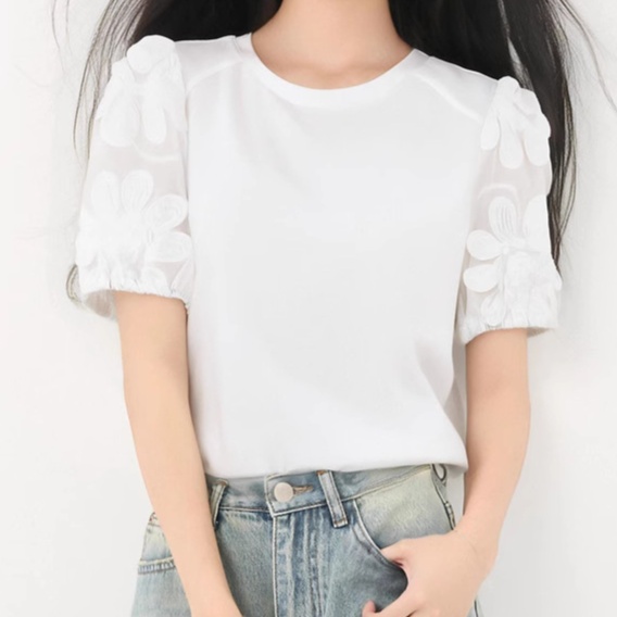 花柄ファッション 花びら装飾袖のエレガントカットソー