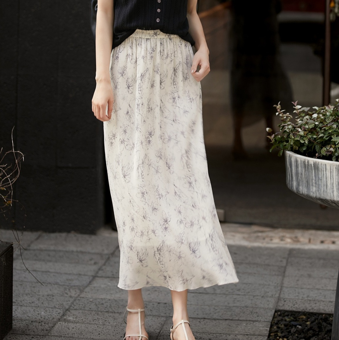 花柄ファッション 風にそよぐ優美な花柄プリーツスカート