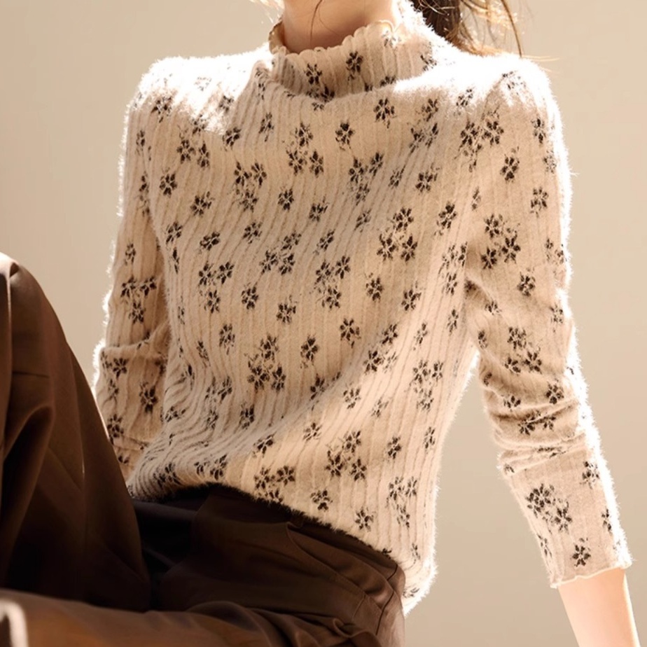 花柄ファッション 小花模様の優美モックネックニット