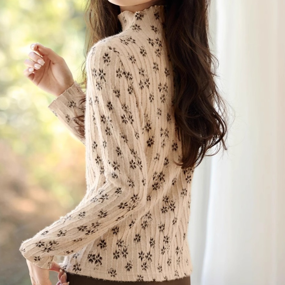 花柄ファッション 小花模様の優美モックネックニット