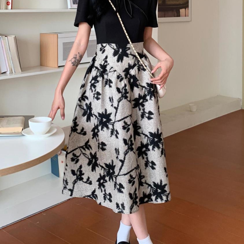 花柄ファッション 上品花柄モノトーンフレアースカート