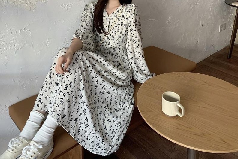 花柄ファッション 優美な小花柄マキシ丈ワンピース