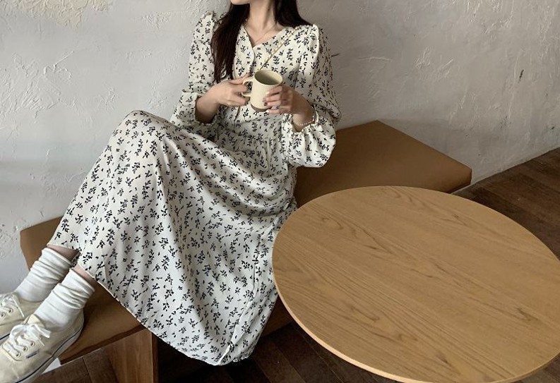 花柄ファッション 優美な小花柄マキシ丈ワンピース