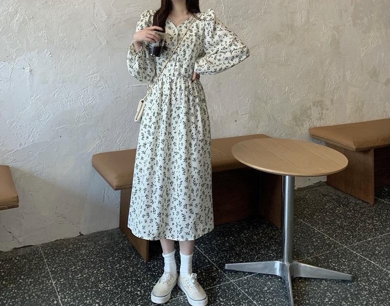 花柄ファッション 優美な小花柄マキシ丈ワンピース