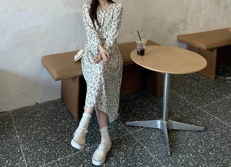 花柄ファッション 優美な小花柄マキシ丈ワンピース