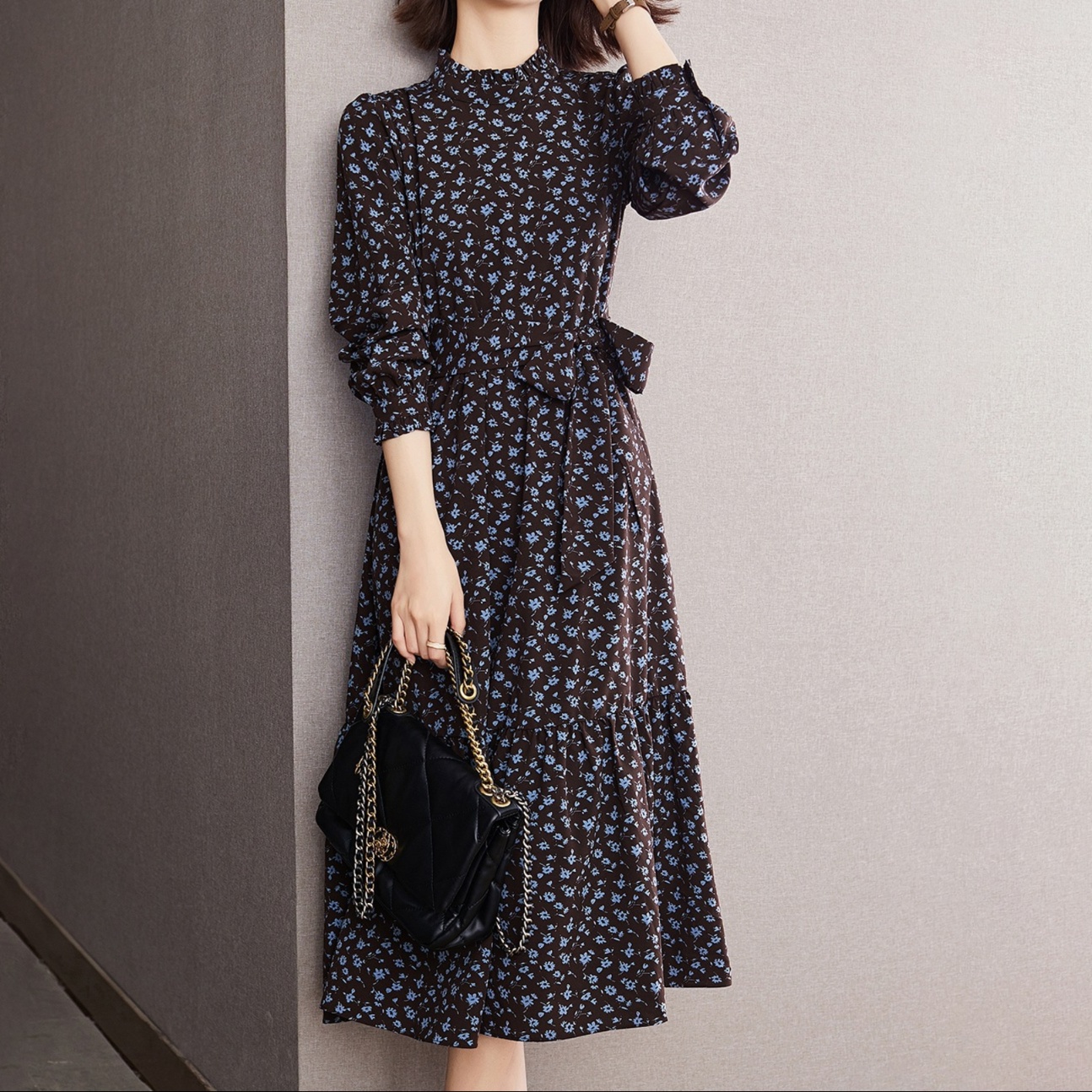 花柄ファッション 小花模様の上品ハイネックワンピース