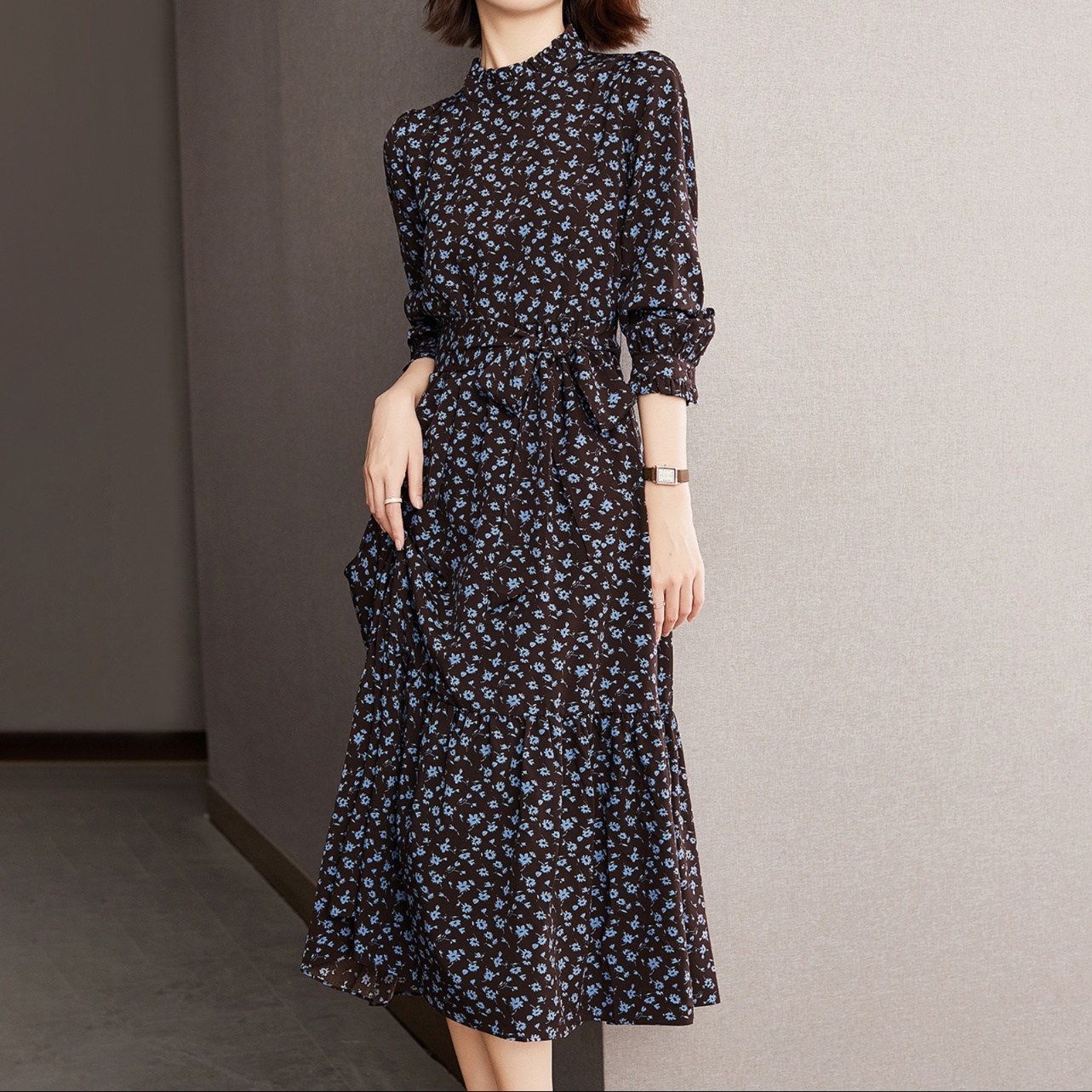 花柄ファッション 小花模様の上品ハイネックワンピース