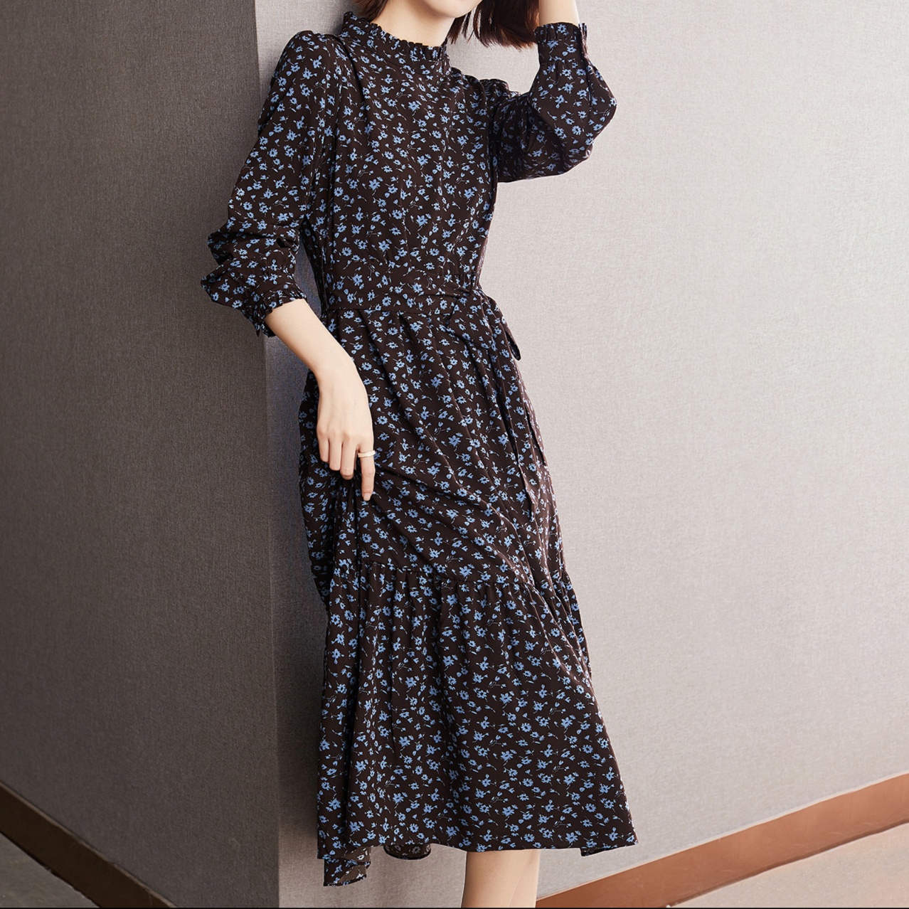 花柄ファッション 小花模様の上品ハイネックワンピース