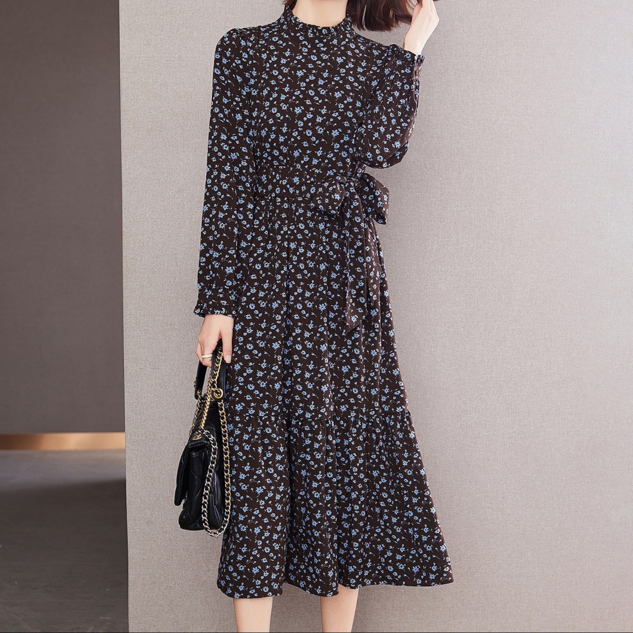 花柄ファッション 小花模様の上品ハイネックワンピース