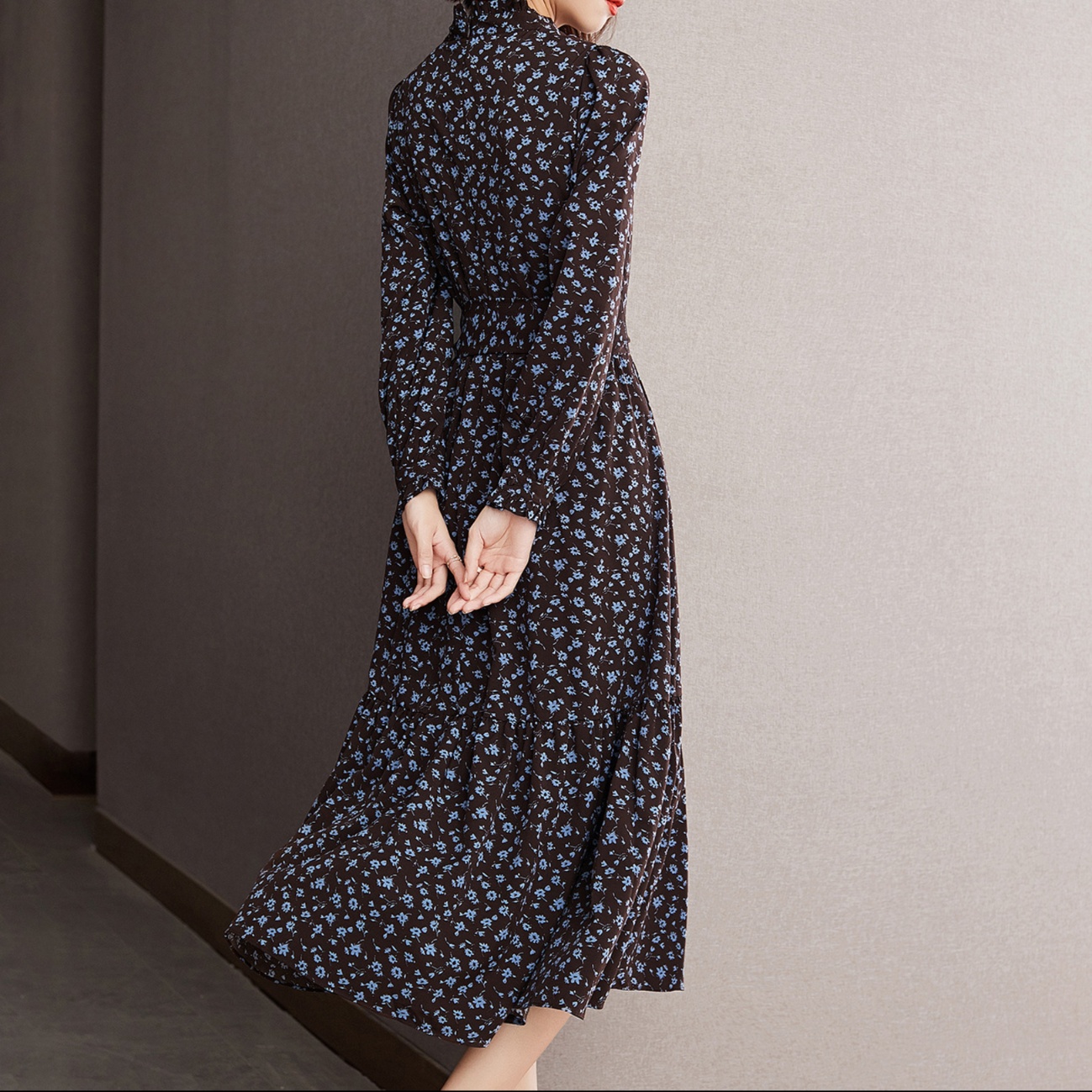 花柄ファッション 小花模様の上品ハイネックワンピース