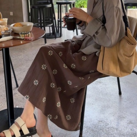 花柄ファッション 小花柄刺繍のエレガントなタイトスカート