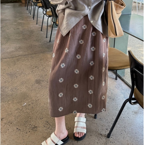 花柄ファッション 小花柄刺繍のエレガントなタイトスカート