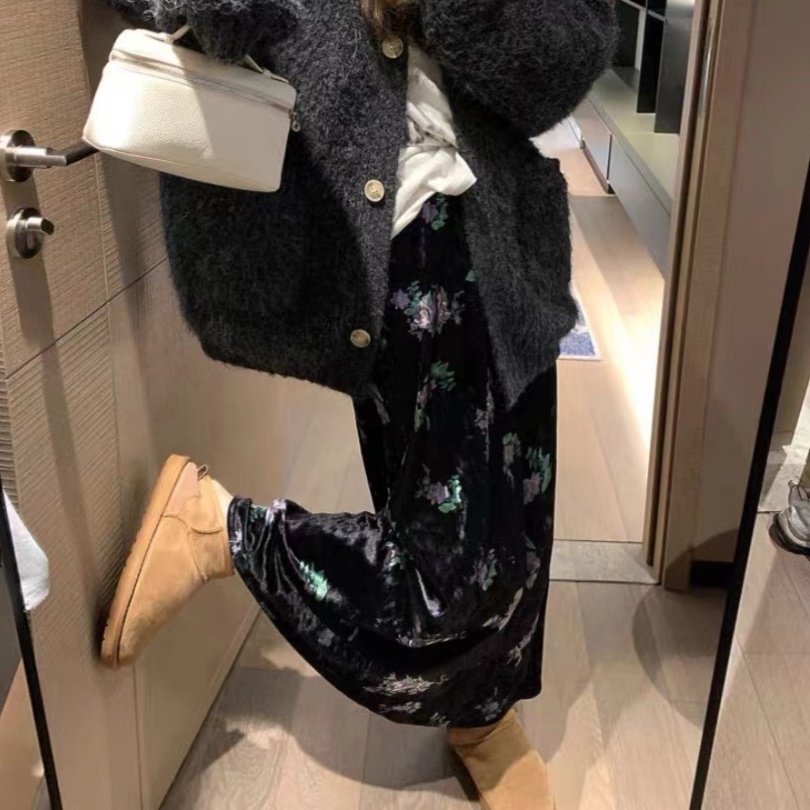 花柄ファッション 大人可愛い薔薇柄ベロアロングスカート