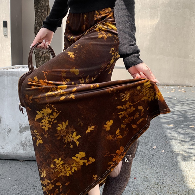 花柄ファッション 大人の落ち着きを演出する花柄ロングスカート