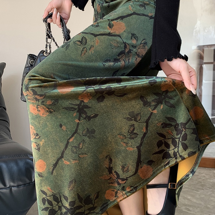 花柄ファッション 大人の落ち着きを演出する花柄ロングスカート
