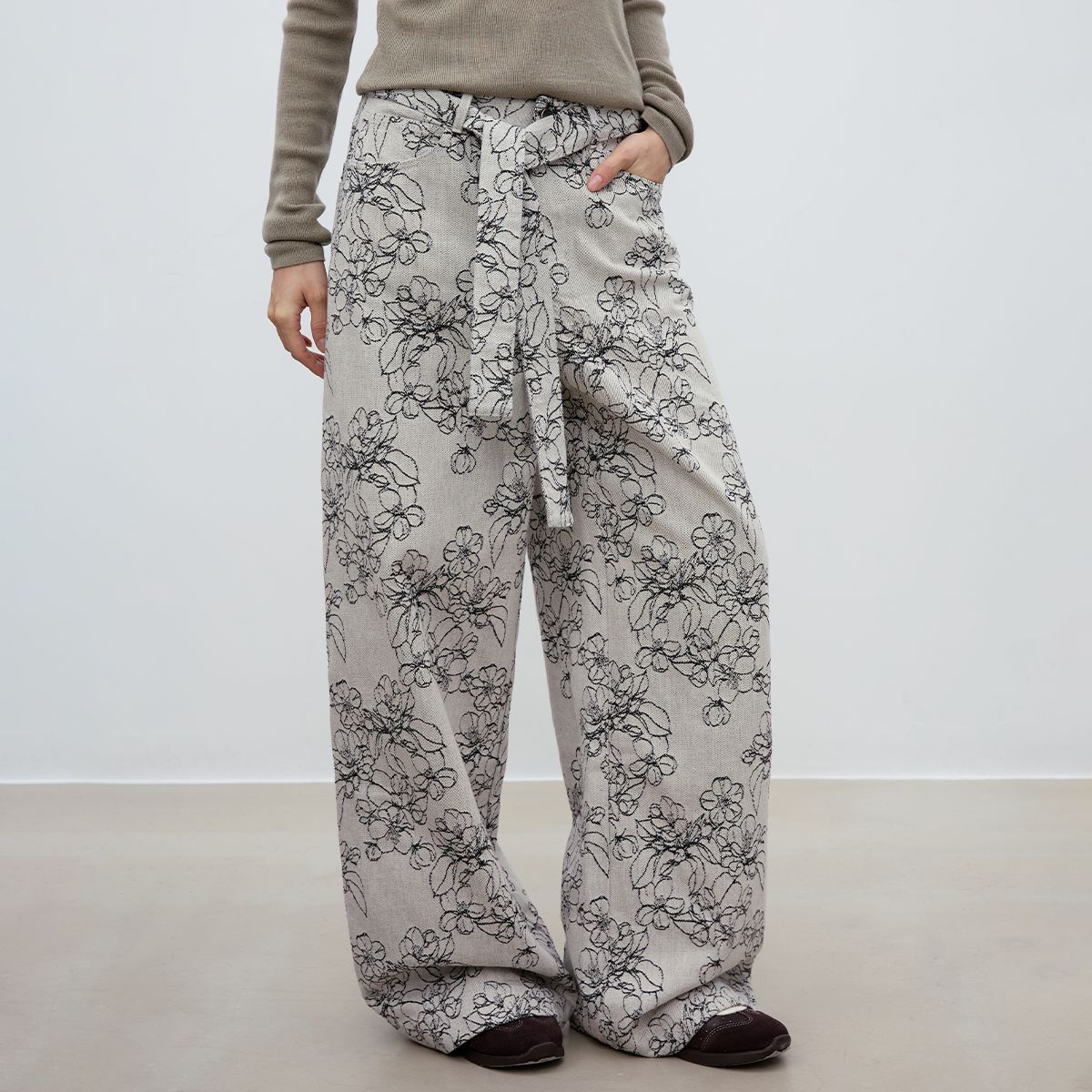 花柄ファッション 線描き風花柄ワイドパンツ