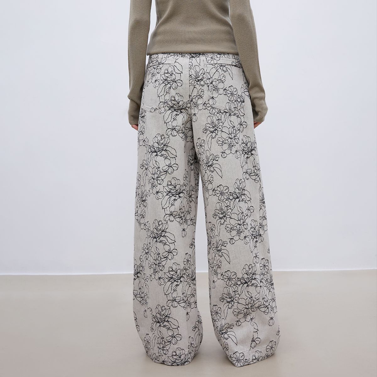 花柄ファッション 線描き風花柄ワイドパンツ