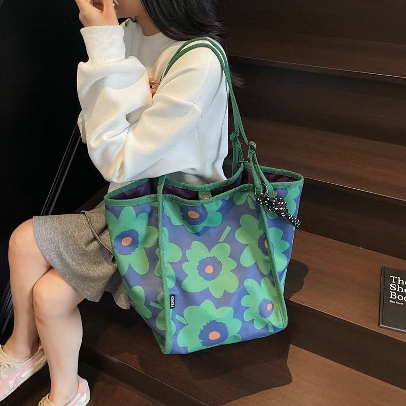 花柄ファッション 大胆な花柄プリントトートバッグ